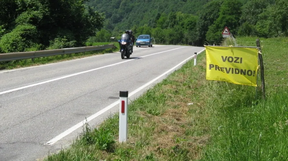 motoristi ceste v dolini Soče, predvsem proti Predelu in Vršiču, ne uporabljajo samo v turistične namene ampak tudi kot neke vrste »moto poligon«
