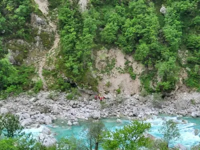 Več ur po izginotju so danes zjutraj ob reki Soči našli 28-letno Italijanko. Bila je hudo poškodovana. 