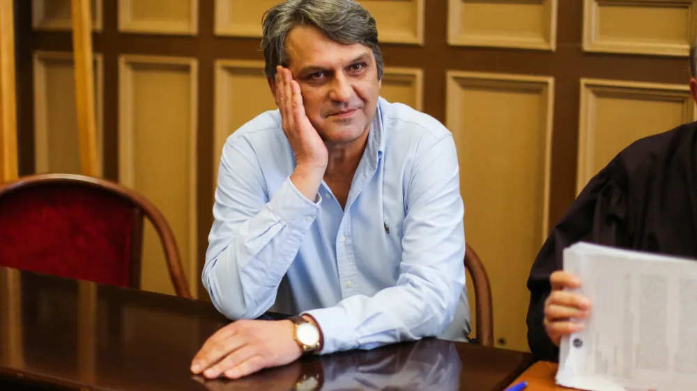 ﻿radiolog iz UKC Ljubljana Miloševič Zoran,  - 05.06.2019 – sojenje zoper zdravnika Zorana Miloševiča in soobtožene – korupcijska afera v zdravstvu - podkupovanje zdravnikov in drugih zaposlenih v zdravstvenih zavodih v zameno za izbor medicinskih materialov in zdravil - obtoženi naj bi prejeli več kot milijon evrov podkupnin v gotovini in celo v zlatih palicah. //FOTO: Bojan Velikonja