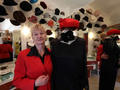 Modistka Mimi Dobnikar svojega poslanstva ne vidi le v sami izdelavi klobukov, temveč v svetovanju strankam in skrbnem premisleku, kaj se posameznemu obrazu najbolj prilega.