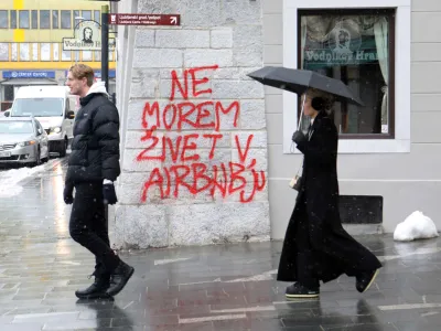 Vodnikov hram - grafit NE MOREM ŽIVET V AIRBNBJU- 20.01.2023 – simbolična fotografija – platforma Airbnb - počitniška nastanitev in prenočišča v Ljubljani – stanovanjska politika – oddajanje sob in stanovanj – turizem - //FOTO: Tomaž Skale