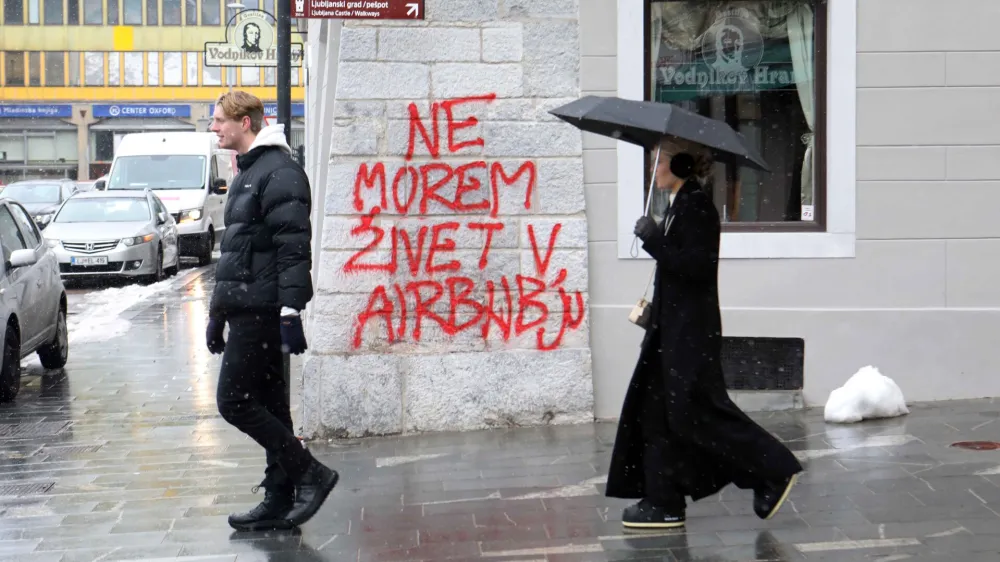 Vodnikov hram - grafit NE MOREM ŽIVET V AIRBNBJU- 20.01.2023 – simbolična fotografija – platforma Airbnb - počitniška nastanitev in prenočišča v Ljubljani – stanovanjska politika – oddajanje sob in stanovanj – turizem - //FOTO: Tomaž Skale