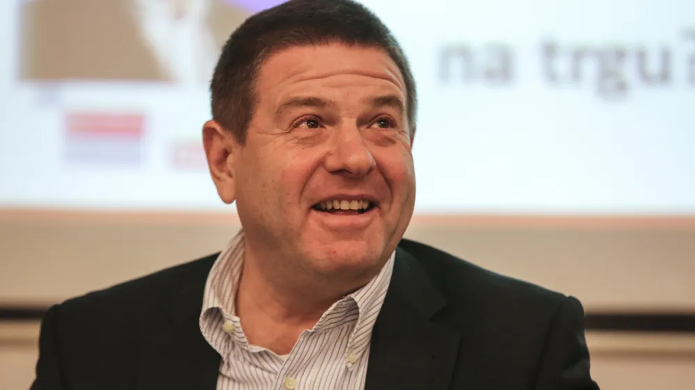 ﻿direktor in glavni urednik Časnika Finance Peter Frankl - 19.10.2016 --- novinarski zajtrk pred 18. PKP - Poslovna konferenca Portorož z naslovom »Svet Barikad. Odstranimo jih!« -     /FOTO: Luka Cjuha.