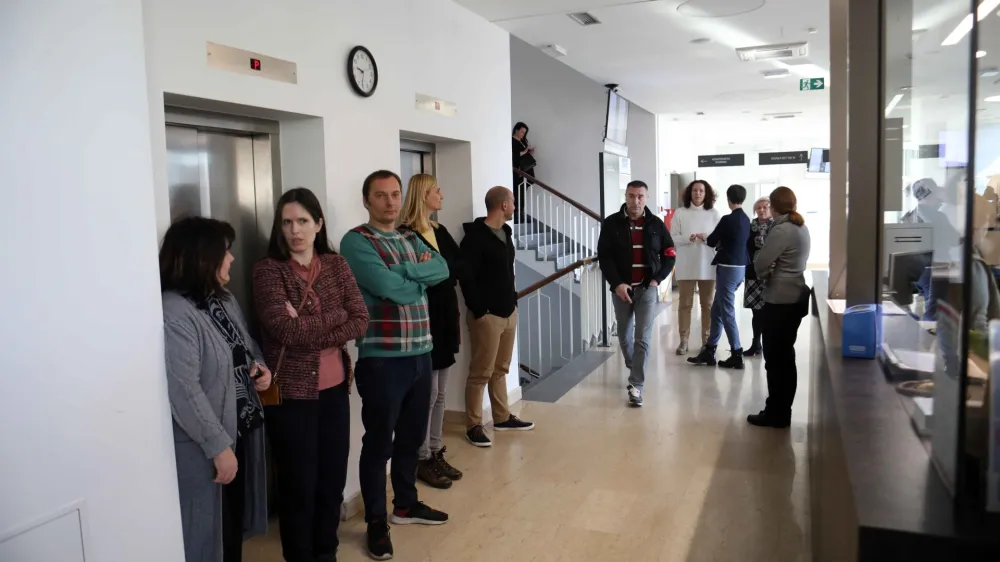 Na upravni enoti Ljubljana, kjer ob sredah stavkajo že od lanskega novembra, bodo stranke danes pričakale stavkovne straže, medtem ko so krajevni uradi zaprli svoja vrata.&nbsp;