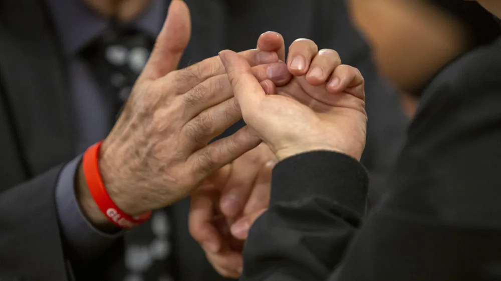 Predlog zakona o uporabi jezika gluhoslepih bo omogočil polno vključevanje gluhoslepih v družbo, zagotovil pravico do tolmača pred javnimi institucijami ter omogočil učenje in razvoj jezika gluhoslepih. 