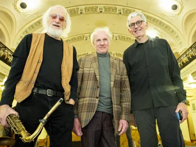 Član programskega odbora festivala Jazz Cerkno Mario Batelić pravi o zasedbi Jones Jones: »Če bi posegli po žargonu iz rockovskega sveta, bi za ameriško-litovski trio Jones Jones povedali, da gre za superskupino, saj je vsak član prej igral v kaki drugi zelo znani zasedbi.« 