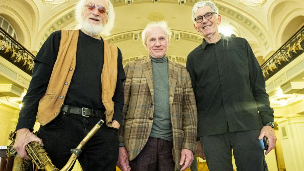 Član programskega odbora festivala Jazz Cerkno Mario Batelić pravi o zasedbi Jones Jones: »Če bi posegli po žargonu iz rockovskega sveta, bi za ameriško-litovski trio Jones Jones povedali, da gre za superskupino, saj je vsak član prej igral v kaki drugi zelo znani zasedbi.« 