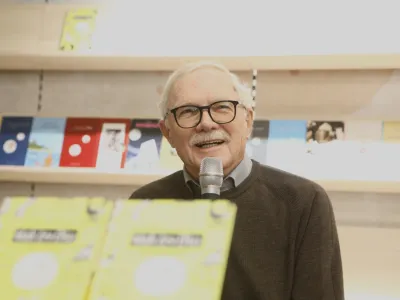 Podpredsednik dru&scaron;tva Bralna značka Slovenije - ZPMS Slavko Pregl je predstavil leto&scaron;njo darilno knjigo zbirke Zlata bralka, zlati bralec.