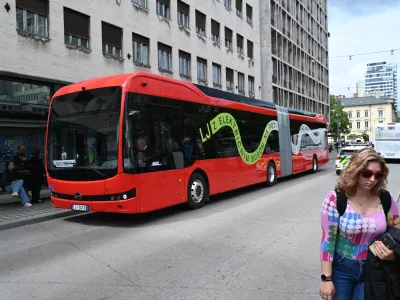 Električni avtobus kitajskega proizvajalca BYD bo testno prevažal potnike do 25. maja. 