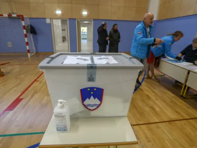 - volišče - - 27.11.2022 – Referendumi 2022 – glasovanje o treh zakonodajnih referendumih, in sicer o noveli Zakona o vladi, noveli Zakona o dolgotrajni oskrbi in noveli Zakona o Radioteleviziji Slovenija  //FOTO: Luka Cjuha