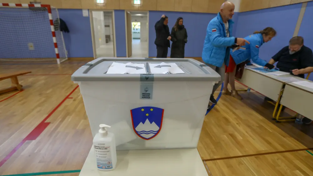 - volišče - - 27.11.2022 – Referendumi 2022 – glasovanje o treh zakonodajnih referendumih, in sicer o noveli Zakona o vladi, noveli Zakona o dolgotrajni oskrbi in noveli Zakona o Radioteleviziji Slovenija  //FOTO: Luka Cjuha