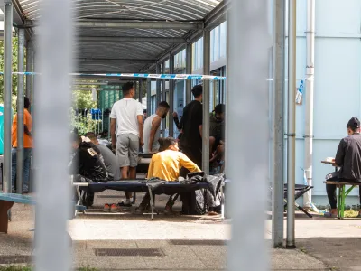 - migranti -- prezasedenosti azilnega doma - sprejme lahko največ 350 ljudi, trenutno jih je tam že 1200 - 15.09.2023 – Azilni dom Ljubljana - Urad Vlade republike Slovenije za oskrbo in integracijo Migrantov, Cesta v Gorice 15 v Ljubljani -Vič //FOTO: Bojan Velikonja