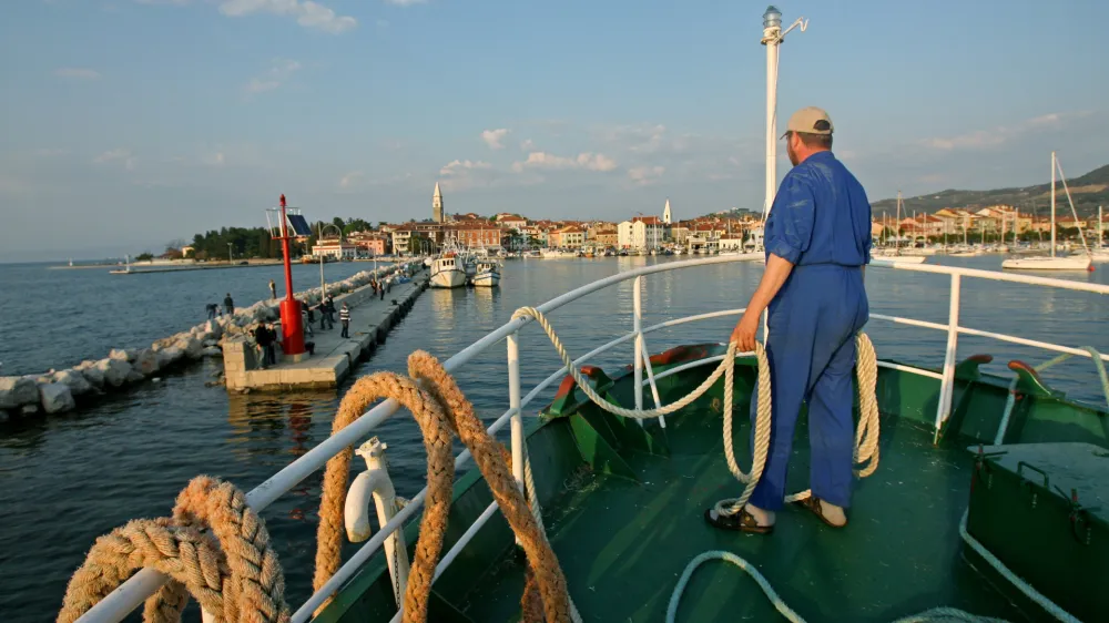 - ribišla ladja Riba - ribiči - raztovarjanje ulova rib- Gremo na morje - slovenski pomorščaki - primorje -  ///FOTO: Tomaž SkaleOPOMBA: ZA OBJAVO V PRILOGI – DNEVNIKOV OBJEKTIV - REPORTAŽA