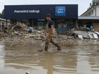 - odpadki po poplavi.- Nazarje - odpravljanje posledic poplav &ndash; sanacija &scaron;kode - PREGLED LETA 2023 - 09.08.2023 - Najhuj&scaron;a naravna ujma v zgodovini Slovenije - prizadeti dve tretjini države - ujma - poplave &ndash; zemeljski plazovi &ndash; neurja -  //FOTO: Bojan Velikonja