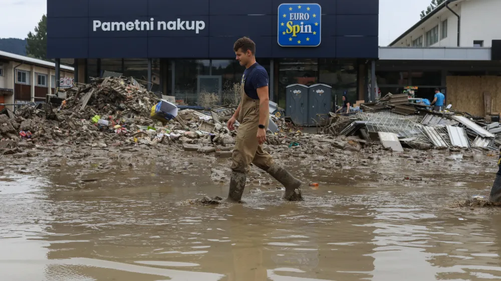 - odpadki po poplavi.- Nazarje - odpravljanje posledic poplav &ndash; sanacija &scaron;kode - PREGLED LETA 2023 - 09.08.2023 - Najhuj&scaron;a naravna ujma v zgodovini Slovenije - prizadeti dve tretjini države - ujma - poplave &ndash; zemeljski plazovi &ndash; neurja -  //FOTO: Bojan Velikonja