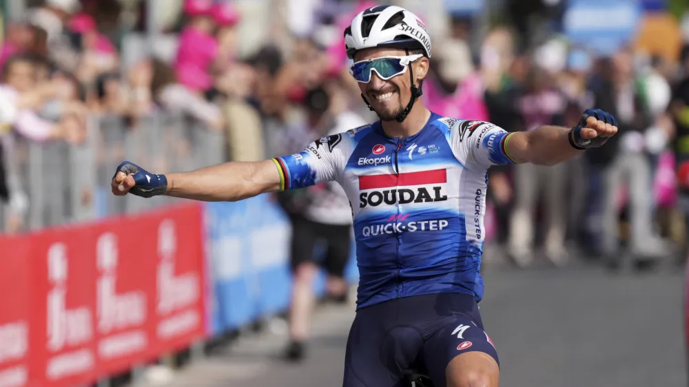 Julian Alaphilippe je imel čas zmago proslavljati z gledalci.&nbsp;