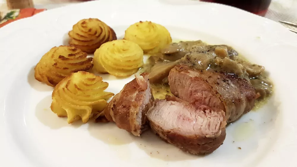pork tenderloin in bacon crust with sautéed mushrooms and duchess potatoes / Foto: Pmmart