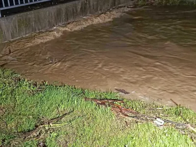 Narasla voda je zalivala dvorišča. Foto: PGD Kristan Vrh