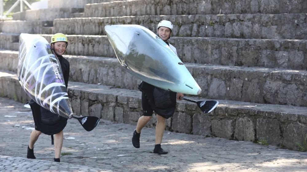 Eva Alina Hočevar (levo), Žiga Lin Hočevar10.5.2024 - medijsko druženje s kajakaši in kanuisti ter vodstvom reprezentance z novinarsko konferenco, na kateri bodo spregovorili o pripravljenosti ter pričakovanjih na evropskem prvenstvu v slalomu na divjih vodah, ki bo v Tacnu Foto Luka Cjuha
