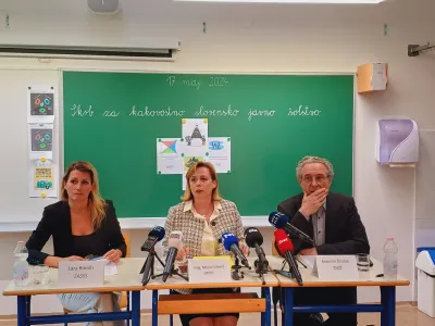 Lara Romih, Mojca Mihelič in Branimir Štrukelj (z leve) so opozorili na vrsto izzivov v javnem šolstvu. V šoli želijo vzpostaviti sistem zagotavljanja kakovosti in okrepiti njen vzgojni pomen.