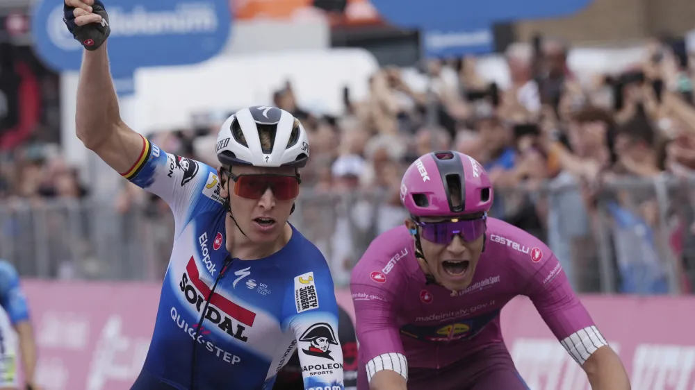 Belgium's Tim Merlier, left, outsprints Italy's Jonathan Milan to win the 18th stage of the Giro d'Italia cycling race from Fiera di Primiero to Padua, Italy, Thursday, May 23, 2024. (Gian Mattia D'Alberto/LaPresse via AP)