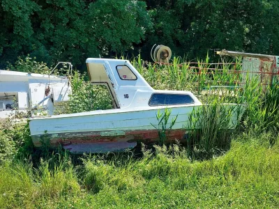 Javno podjetje Okolje Piran prodaja 27 opuščenih plovil iz Jernejevega kanala. Izhodiščna cena za posamezno plovilo znaša en evro.