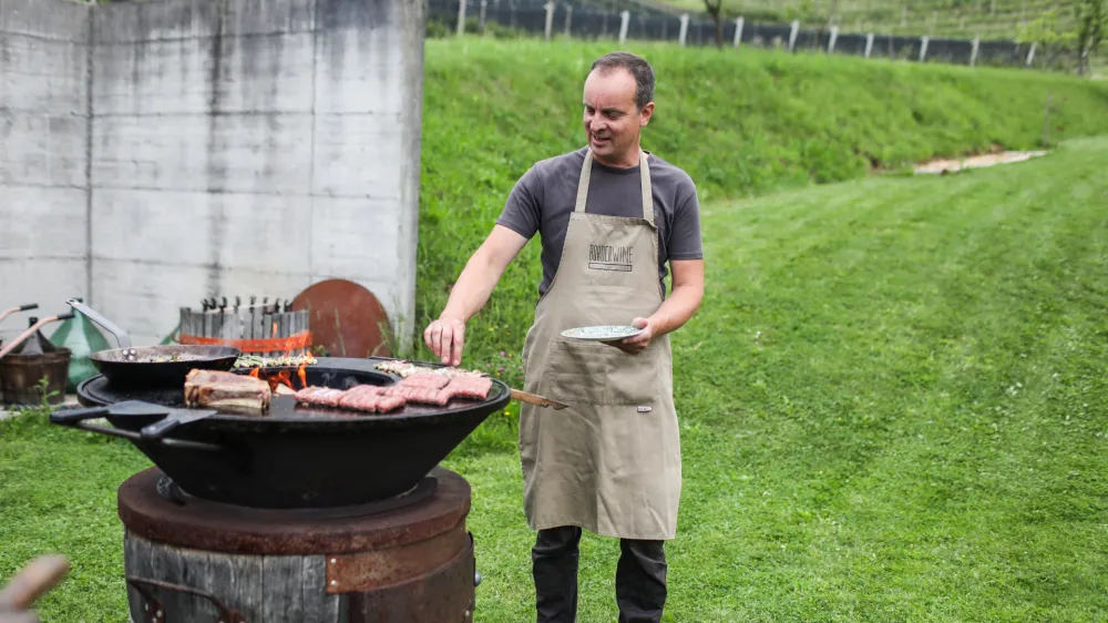 - 16.05.2024. - Alež Wenzel (&Scaron;tokwenzel) - izdelovalec dekoratitvnega pohi&scaron;tva in raznih stvari iz rabljenih vinskih sodov in steklenic na domačiji v Ritoznoju.//FOTO: Bojan Velikonja