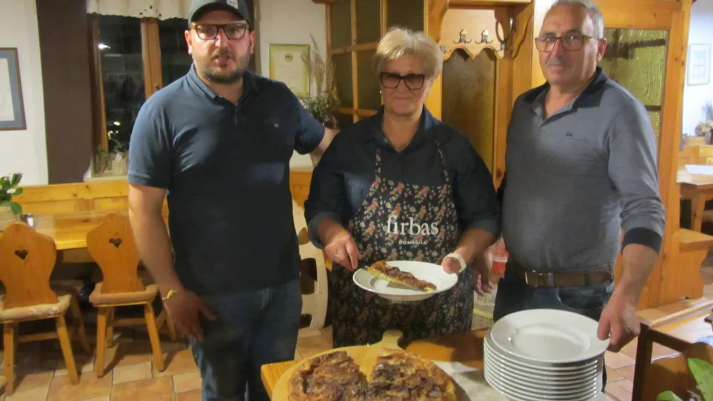 Marjana, Bojan in Alojz Firbas; z ognjem vas sprejmejo že na dvori&scaron;ču, zgodba o domači kuri Micki zadolženi za jajca, spečena na ognju pred vami, je ena od njihovih 100-tih zgodb in ogenj v očeh, ko pravijo: &raquo;Pridite na počitnice na kmetijo&laquo; pove vse o kraju vrednem obiska! 