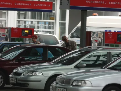 Petrol - bencinska črpalka vrsta, točenje bencina