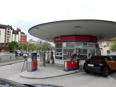 11.04.2024 - Ljubljanske razglednice, bencinska črpalka na Tržaški cest, avto Toyota, hibridFoto: Tomaž Skale