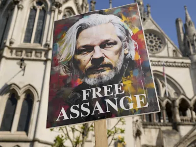 Pred poslopjem sodišča se je včeraj zbralo veliko protestnikov, ki so zahtevali osvoboditev Juliana Assangea. 