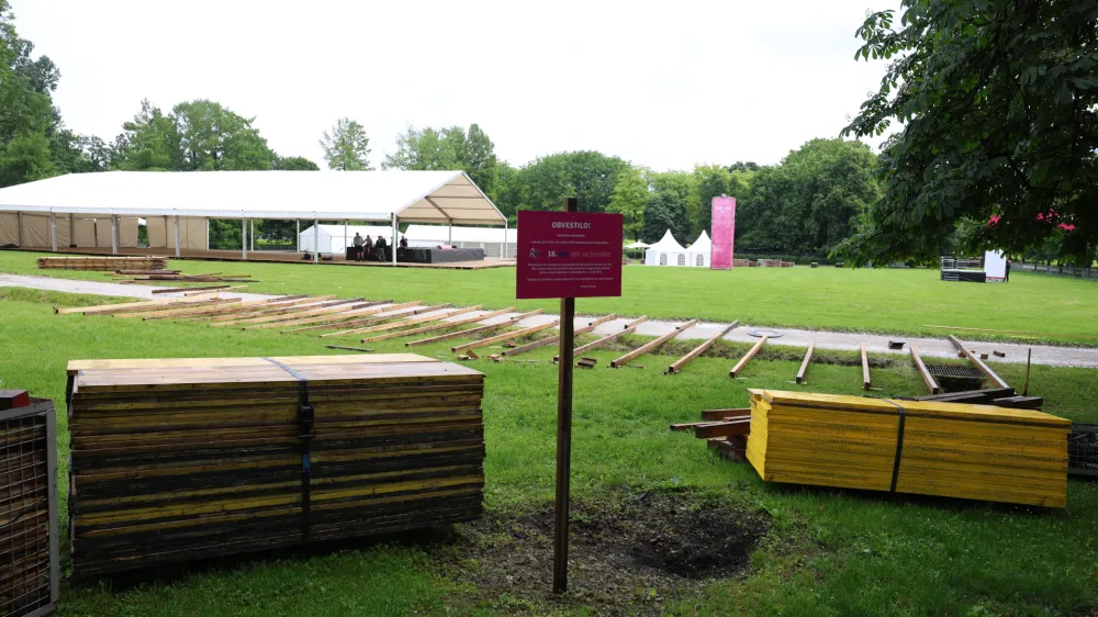 Tivoli, DM tek, travnik ob bazenu