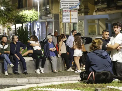21 May 2024, Italy, Naples: People gather in a safe area in the street on the seafront between Naples and Pozzuoli after an earthquake tremor. Photo: Salvatore Laporta/IPA via ZUMA Press/dpa