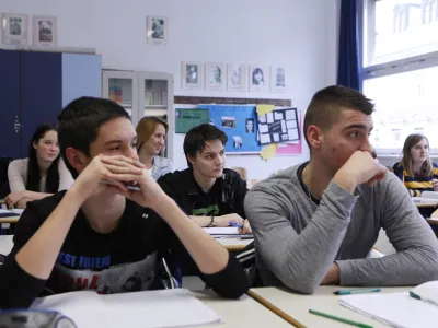 Strah pred preverjanjem znanja in občutek preobremenjenosti mlade prepogosto vodita v hudo psihično izmučenost. Fotografije je simbolična. 