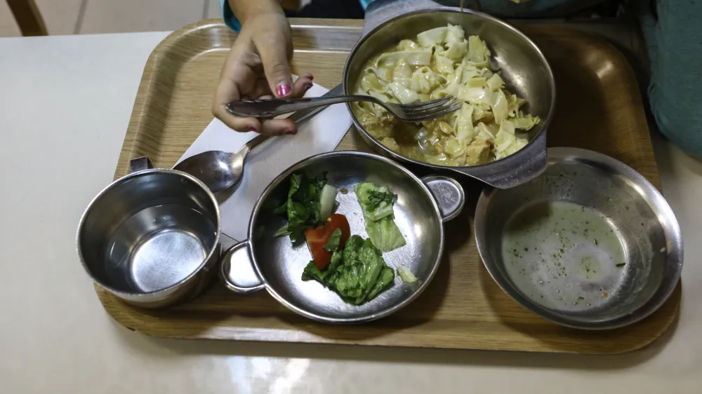 simbolična fotografija - &scaron;olstvo - &scaron;olska prehrana - kosilo - malica- 12.11.2019 &ndash; Podružnična osnovna &scaron;ola PO&Scaron; Podljubelj, ki je del Osnovne &scaron;ole Tržič.  //FOTO: Luka Cjuha..