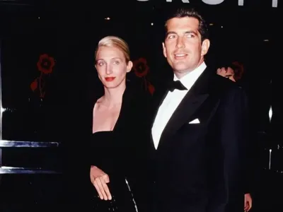 Carolyn Bessette Kennedy, nekdanja tiskovna predstavnica Calvina Kleina in žena Johna F. Kennedyja ml., je izstopala po svojih modnih kombinacijah in je &scaron;e danes večni navdih za tiho luksuzno modo. Julija bo minilo 25 let od njene tragične smrti v letalski nesreči. 