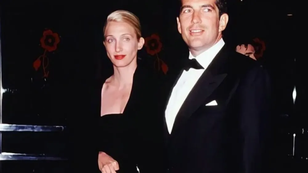 Carolyn Bessette Kennedy, nekdanja tiskovna predstavnica Calvina Kleina in žena Johna F. Kennedyja ml., je izstopala po svojih modnih kombinacijah in je &scaron;e danes večni navdih za tiho luksuzno modo. Julija bo minilo 25 let od njene tragične smrti v letalski nesreči. 
