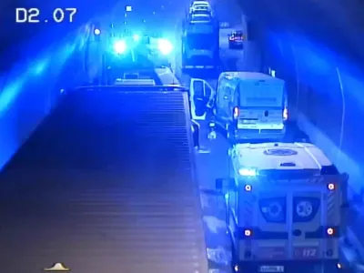 Posnetek z nadzorne kamere v predoru s krajem nesreče. 