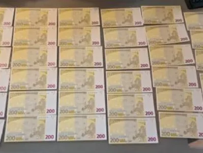 Moška sta uspešno unovčila štiri ponarejene bankovce za 200 evrov, petega prodajalec ni sprejel. V hišni preiskavi so jima jih zasegli še 45. 