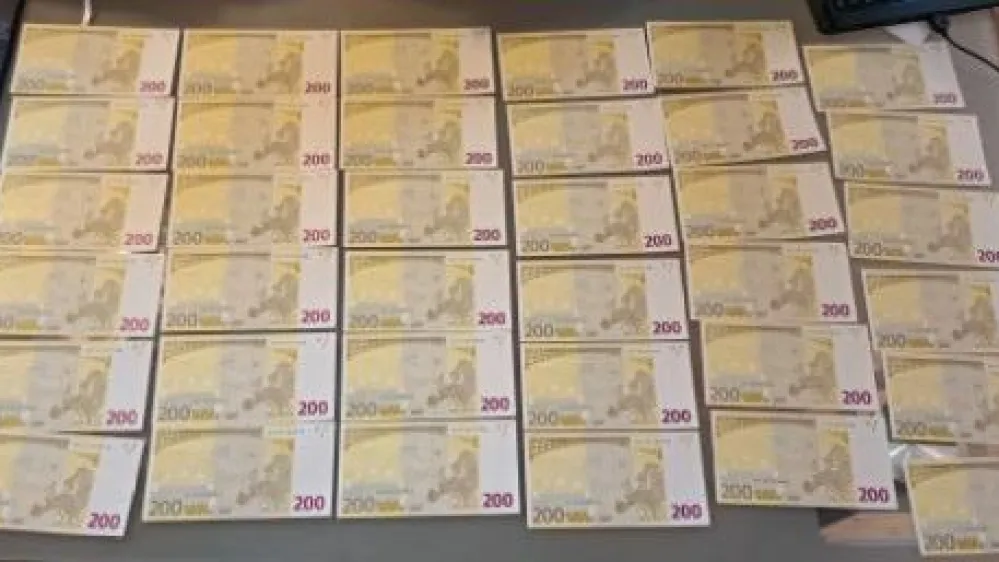 Mo&scaron;ka sta uspe&scaron;no unovčila &scaron;tiri ponarejene bankovce za 200 evrov, petega prodajalec ni sprejel. V hi&scaron;ni preiskavi so jima jih zasegli &scaron;e 45. 