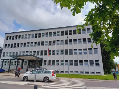 Eden izmed trojice obtoženih je krivdo priznal, dva pa se bosta na kranjskem okrožnem sodišču zagovarjala kot nedolžna.