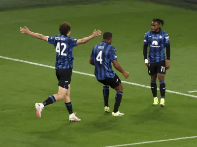 Atalanta's Ademola Lookman, right, and teammates, react after his side's third goal during the Europa League final soccer match between Atalanta and Bayer Leverkusen at the Aviva Stadium in Dublin, Ireland, Wednesday, May 22, 2024. (AP Photo/Peter Morrison)