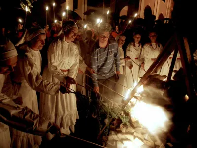 - razglasitev dobitnika Delove nagrade kresnik za najboljši roman leta.- na Rožniku so na kresni večer razglasili dobitnika nagrade časopisne hiše Delo za najboljši roman leta. Nagrada kresnik v vrednosti 5000 evrov je pripadla Goranu Vojnoviću za roman Čefurji raus!./FOTO: Bojan VelikonjaOPOMBA: ZA OBJAVO V ČASOPISU DNEVNIK