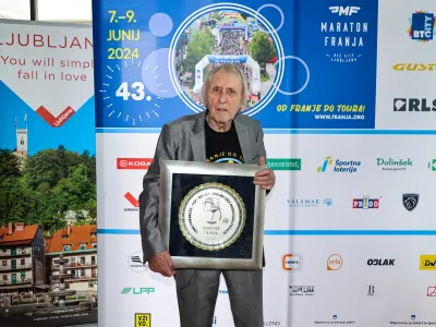 Absolutni zmagovalci posameznih dirk bodo prejeli posebne kolajne, ki bodo imele na zadnji strani priložnostno gravuro karikature Toneta Fornezzija - Tofa, s čimer se mu bodo zahvalili za soustvarjanje Franje.  