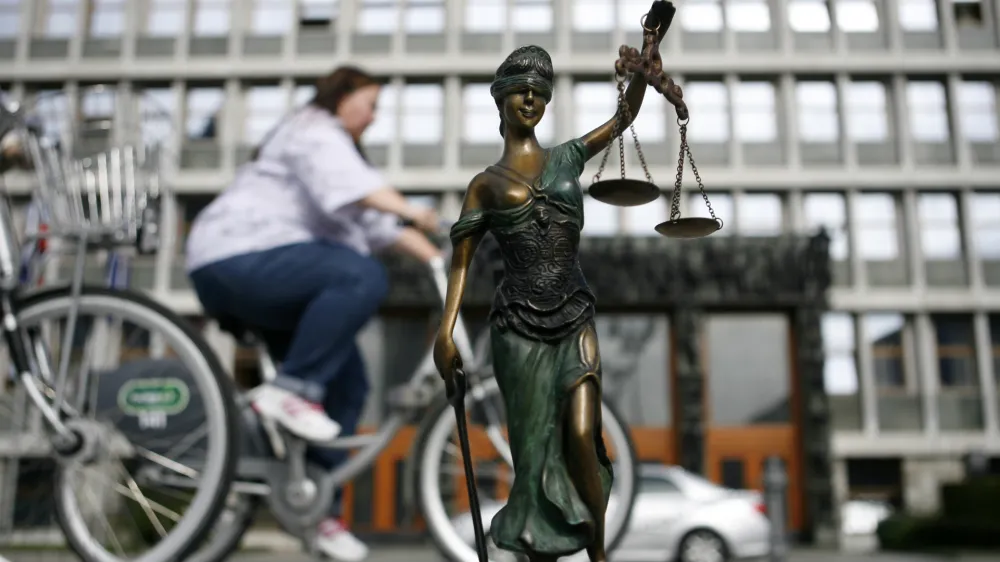 - ilustrativna fotografija - parlament - državni zbor - tožilstvo - pravo - pravičnost - pravosodje - pravica - pravni sistem - kipec boginja pravde Justicija - tehtanje resnice - tehtnica in meč- tematska fotografija - poseg politike v sodstvo//FOTO: Bojan Velikonja