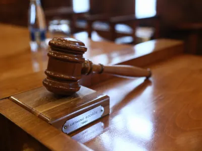 ﻿simbolična fotografija - - sodišče - pravosodje - pravo - pravičnost - pravica - pravni sistem - tožilstvo - sodna oblast - sodišča - sodno kladivo - - 13.12.2018 - Ustavno sodišče RS - ustna razglasitev odločitve Ustavnega sodišča v postopku za oceno ustavnosti 4. člena Zakona o določitvi volilnih enot za volitve poslancev v Državni zbor in členov Zakona o volitvah v Državni zbor.//FOTO: Luka Cjuha