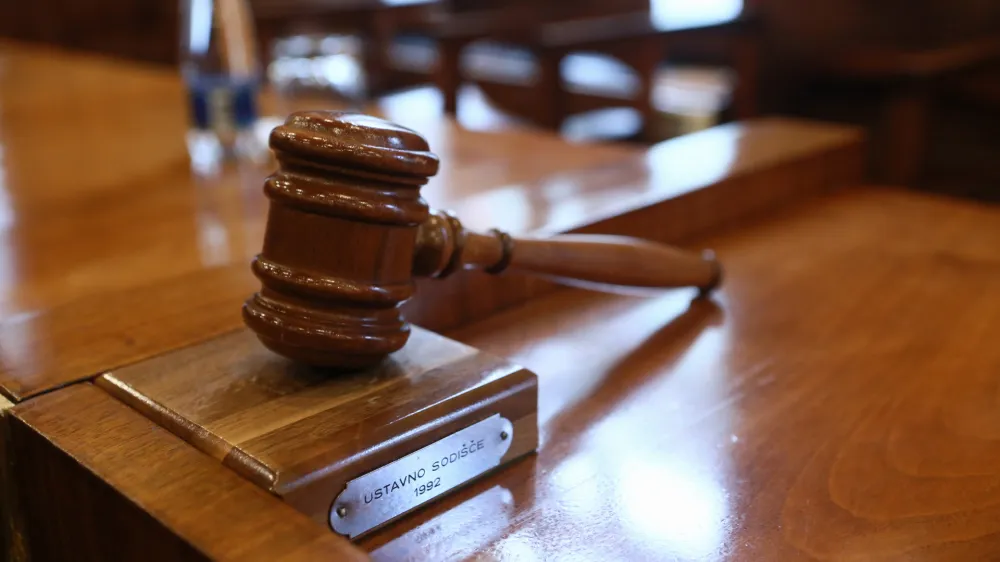﻿simbolična fotografija - - sodišče - pravosodje - pravo - pravičnost - pravica - pravni sistem - tožilstvo - sodna oblast - sodišča - sodno kladivo - - 13.12.2018 - Ustavno sodišče RS - ustna razglasitev odločitve Ustavnega sodišča v postopku za oceno ustavnosti 4. člena Zakona o določitvi volilnih enot za volitve poslancev v Državni zbor in členov Zakona o volitvah v Državni zbor.//FOTO: Luka Cjuha