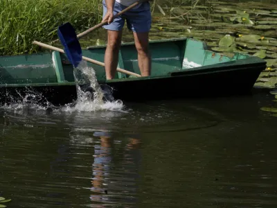- 6. Mednarodni spust s tradicionalnimi murskim ladjami po reki Muri 2008, od mostu čez Muro v Cmureku v Avstriji do Dekanovca v Republiki Hrvaški., reka Mura- Moto prireditve je zbliževanje med sosednjimi narodi, ki živijo ob reki Muri, namen prireditve pa je oživljanje starih običajev, vzpodbujanje zavedanja o ekologiji //FOTO: Bojan VelikonjaOPOMBA: ZA OBJAVO V PRILOGI – DNEVNIKOV OBJEKTIV - REPORTAŽA