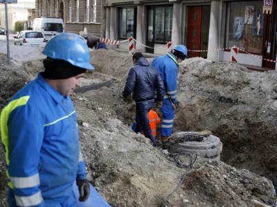 Sanacija počene vodovodne cevi na Slomškovi ulici v Ljubljani - delavci VO-KA//foto: Bojan Velikonja