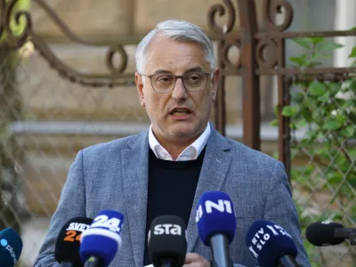 12.04.2024 - Minister za gospodarstvo, turizem in šport Matjaž Han bo danes ob 14. uri na križišču Resljeve in Čufarjeve za stavbo RTV Slovenija dal izjavo za medije glede kandidature za predsednika stranke SD na sobotnem volilnem kongresuFoto: Luka Cjuha